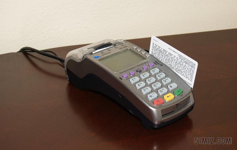 电子科技一个正在刷卡的刷卡机器刷卡电子产品展示背景图片